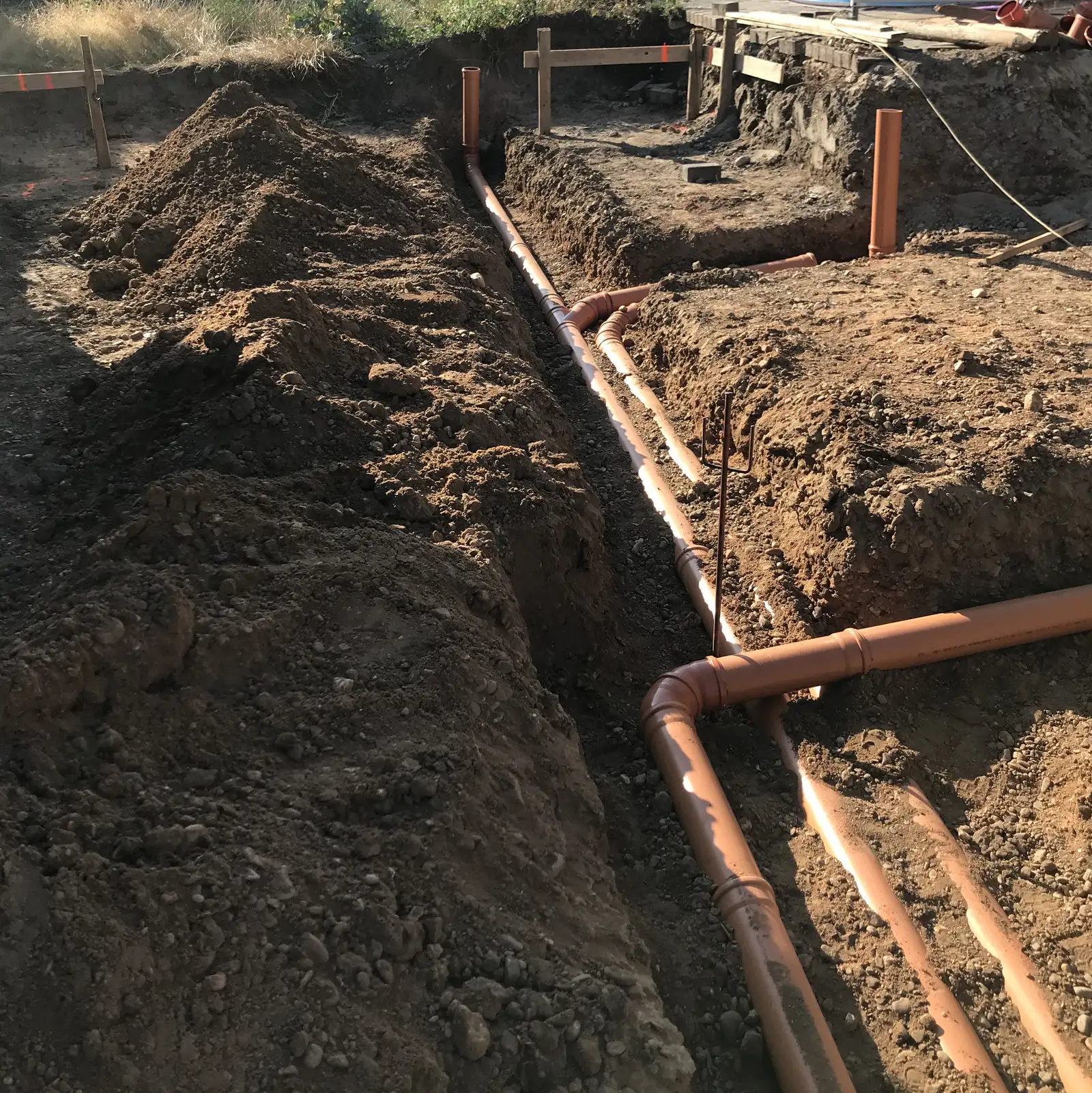 Ausgeschachteter Bereich und Abwasserkanalverlegung