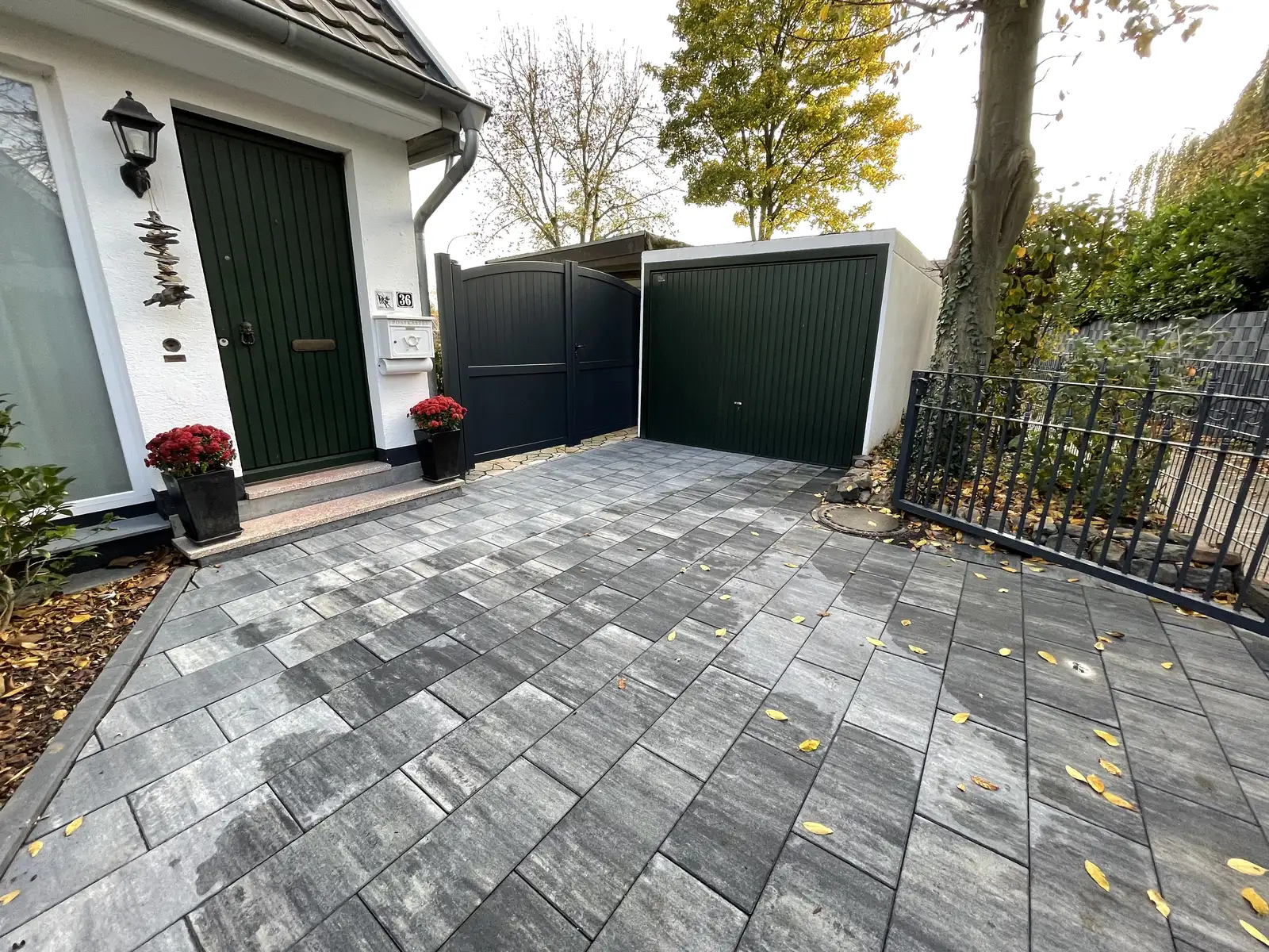 Hauseingangsbereich mit grauen Gehwegplatten