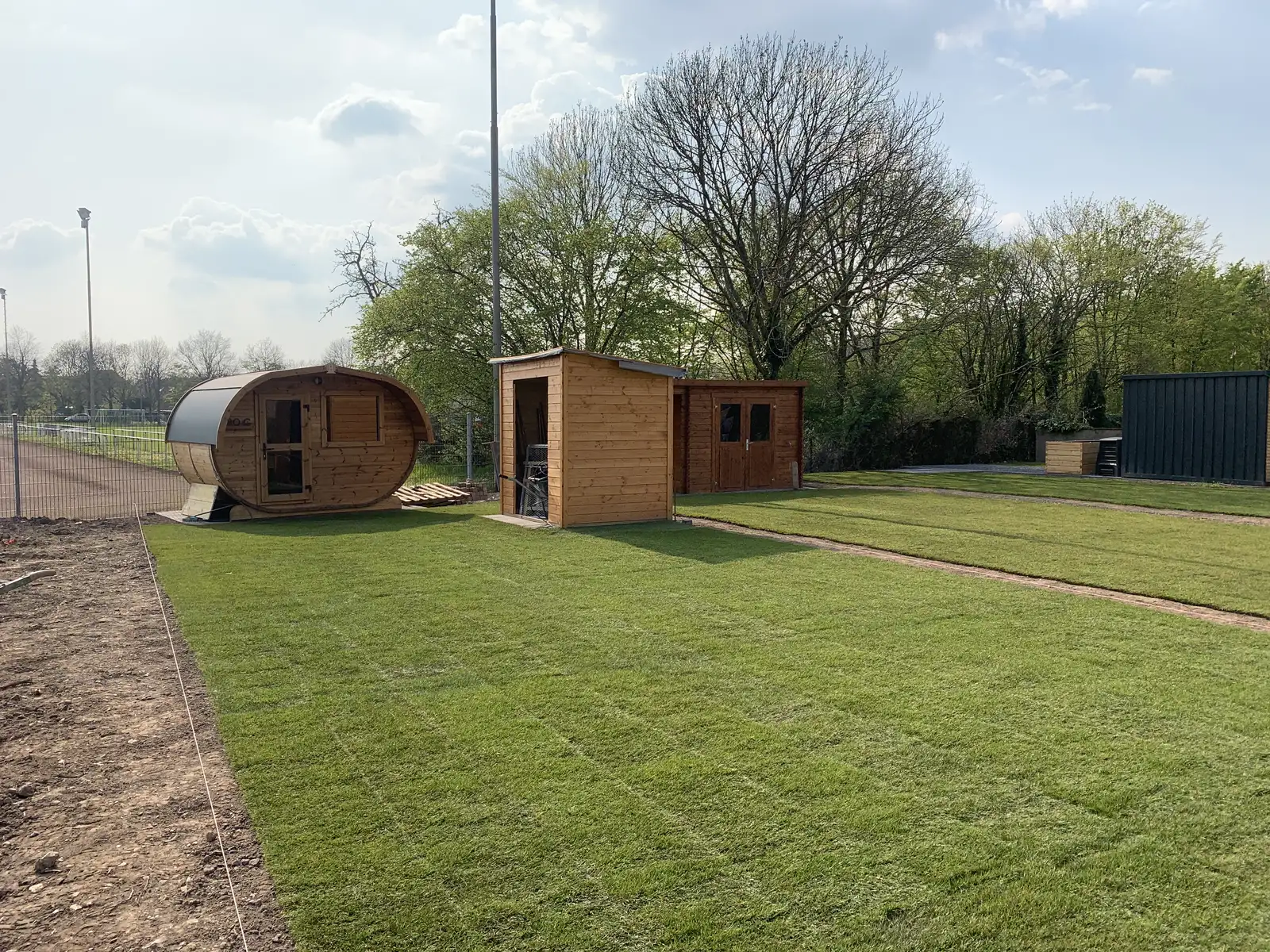 Rollrasen wird auf einem Grundstück verlegt