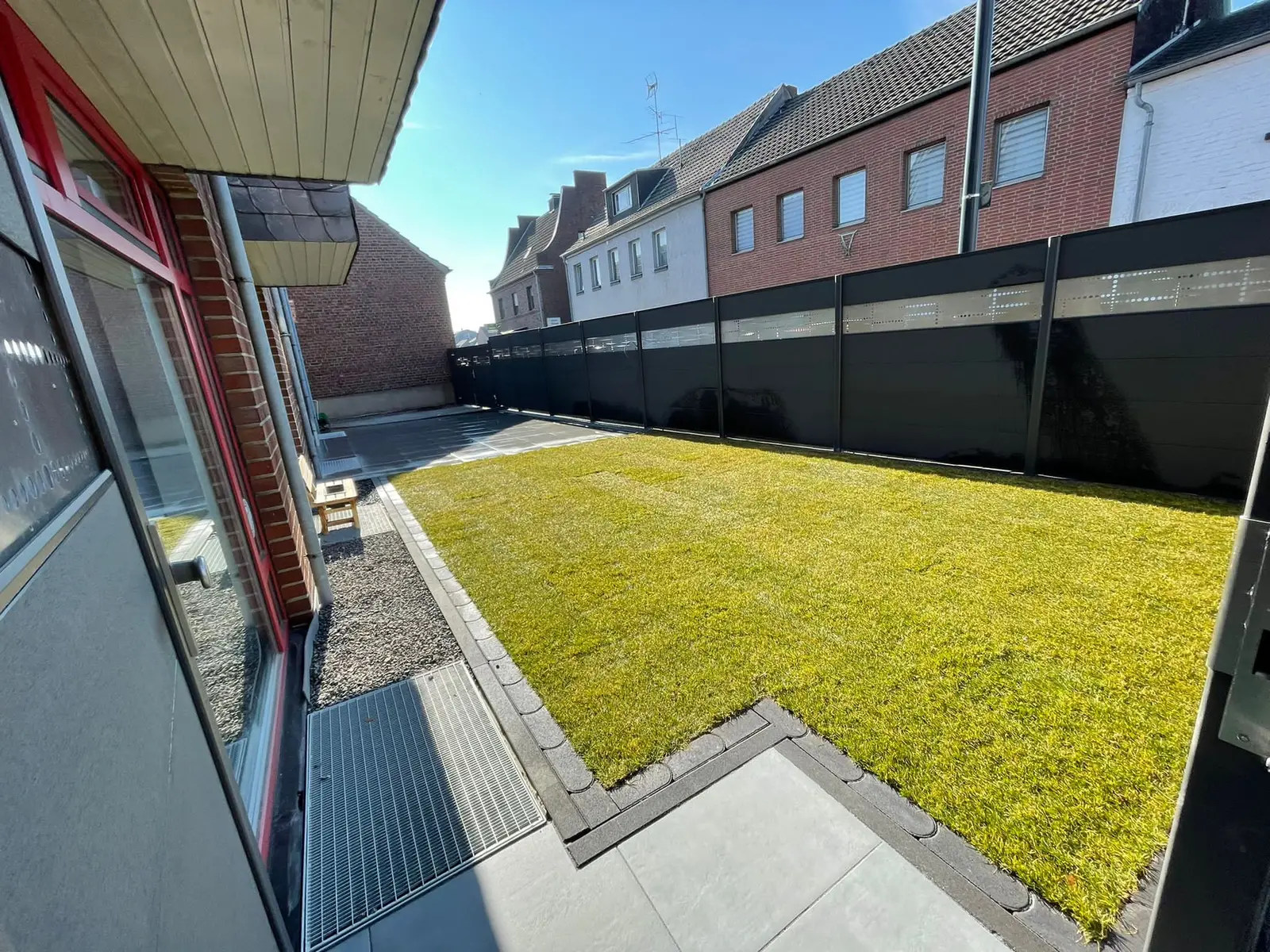 Bagger drückt vorsichtig den Zaunpfosten in die Erde