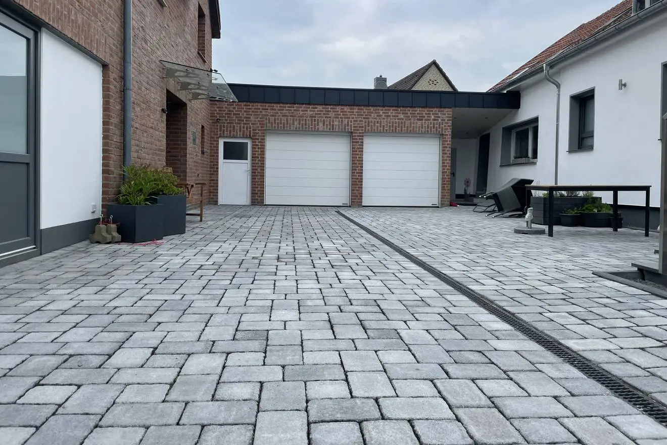 Neu gepflasterte Einfahrrt am Wohnhaus