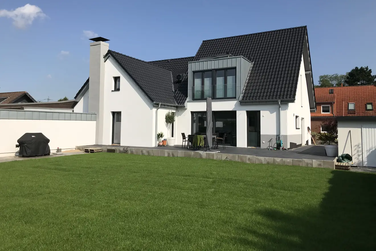 Rasenanlage iim Garten eines Einfamilienhaus